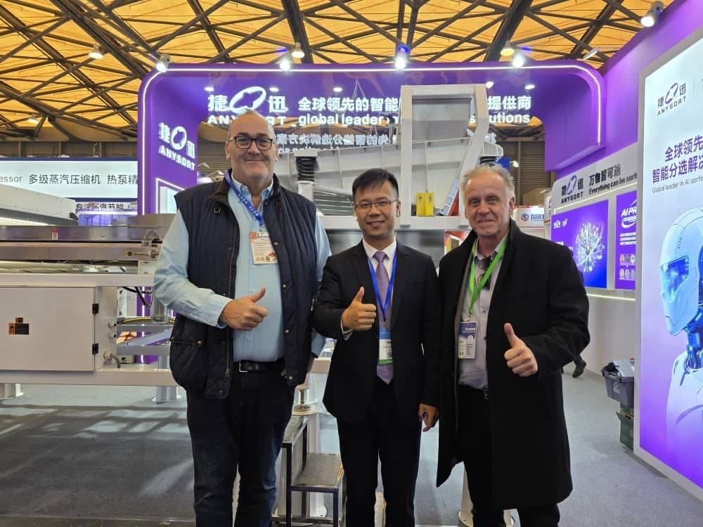 Globe Energy-teamet på energimässan i Shanghai, december 2025