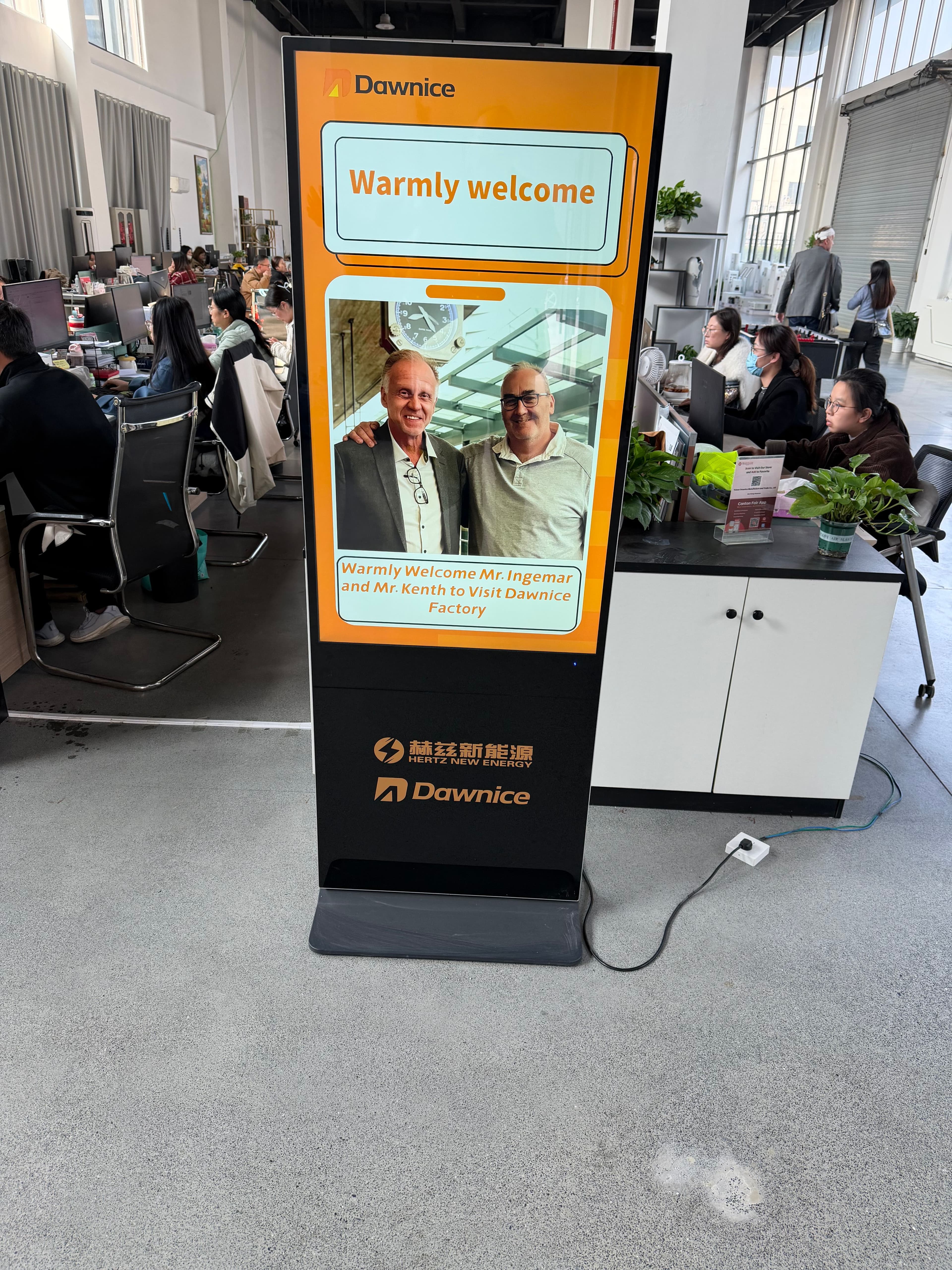 Välkomstskylt vid Dawnice fabrik under Globe Energys besök, december 2025