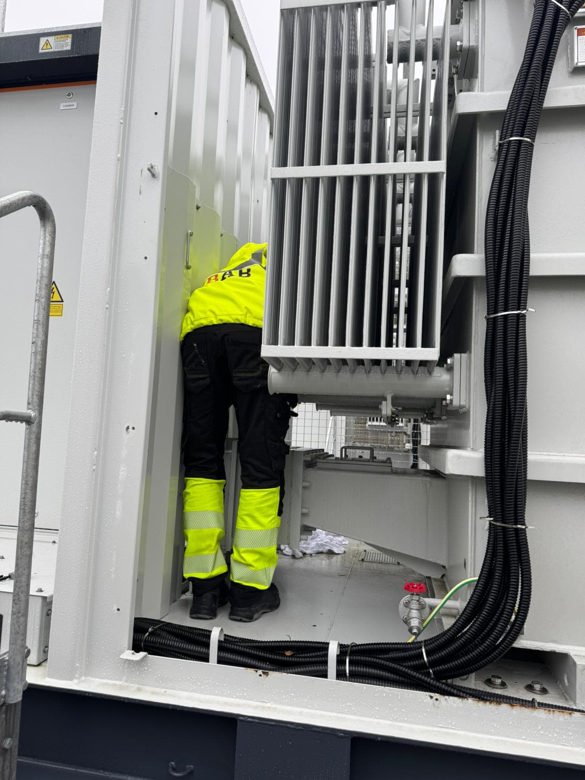 Tekniker inspekterar battericontainer invändigt