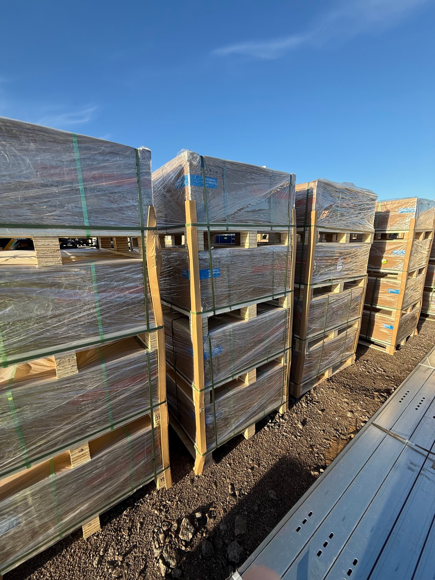 Techniker inspiziert die Verpackung bei der Lieferung