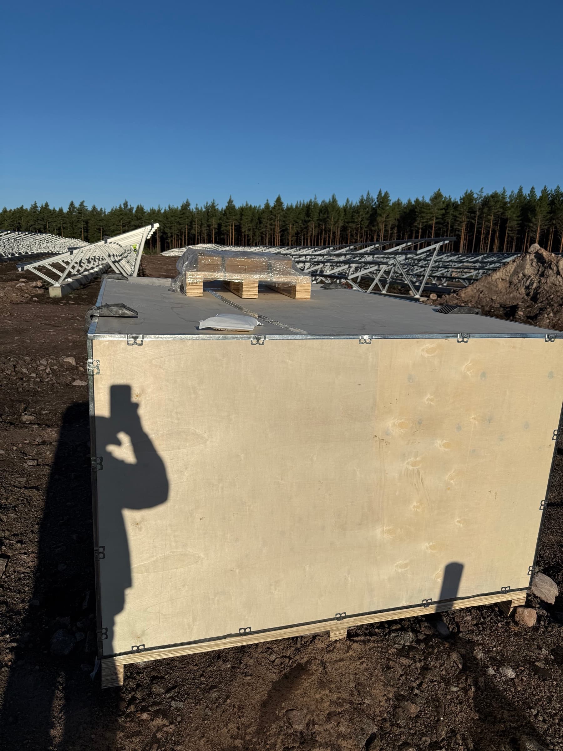 LKW mit gelieferten Wechselrichterkomponenten