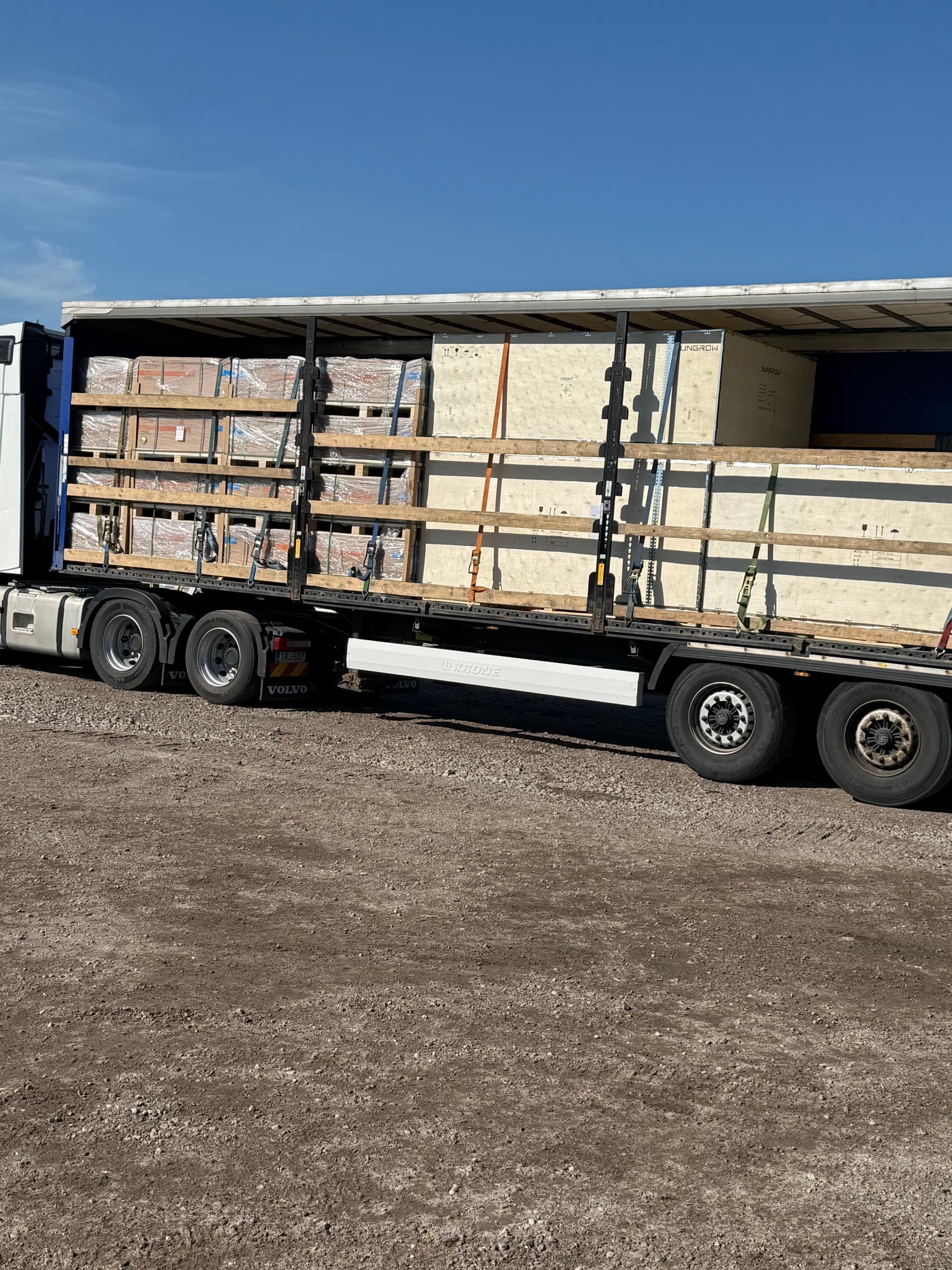 Verpackte Wechselrichtereinheit am Lieferplatz