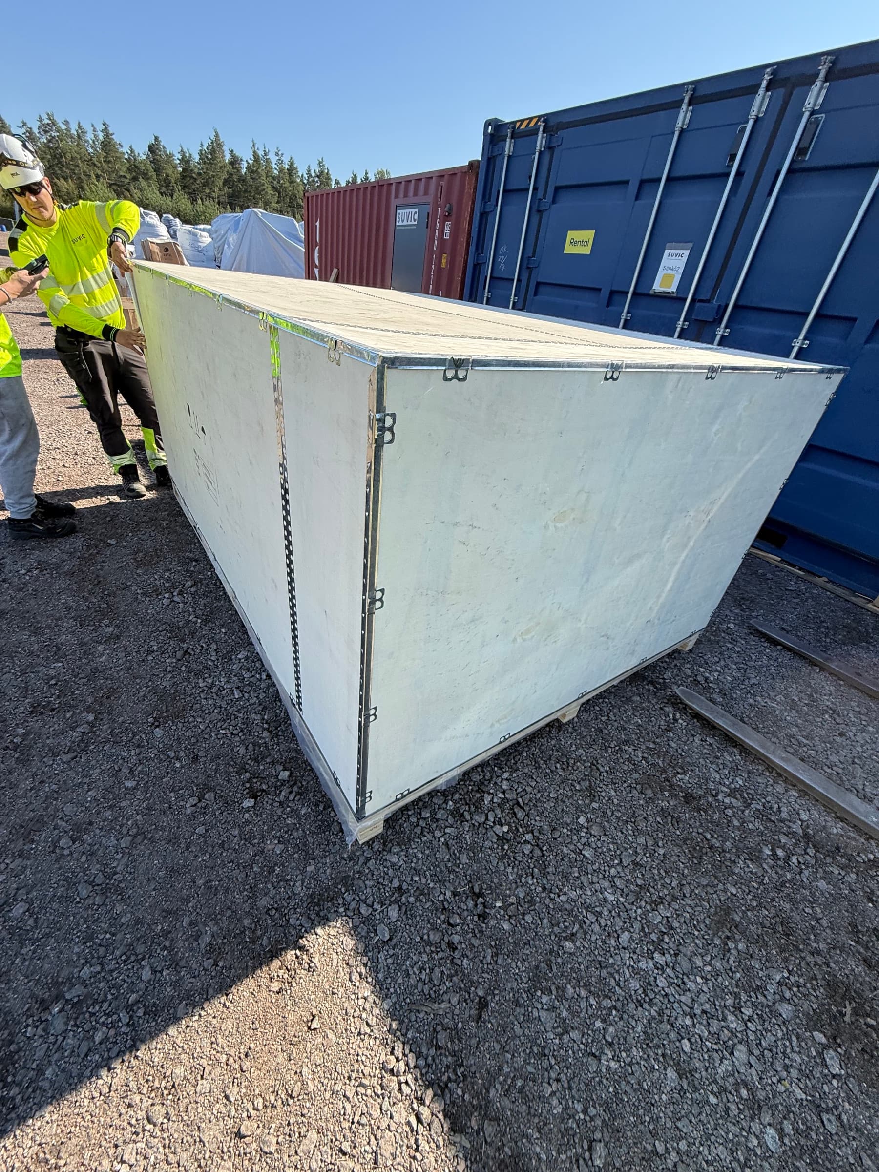 Paletten mit gelieferten Komponenten in einer Reihe