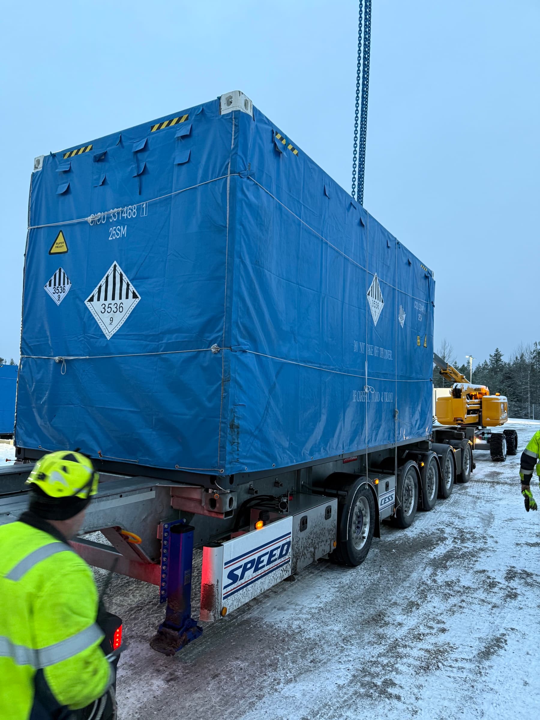 Battericontainer på trailer i vinterförhållanden