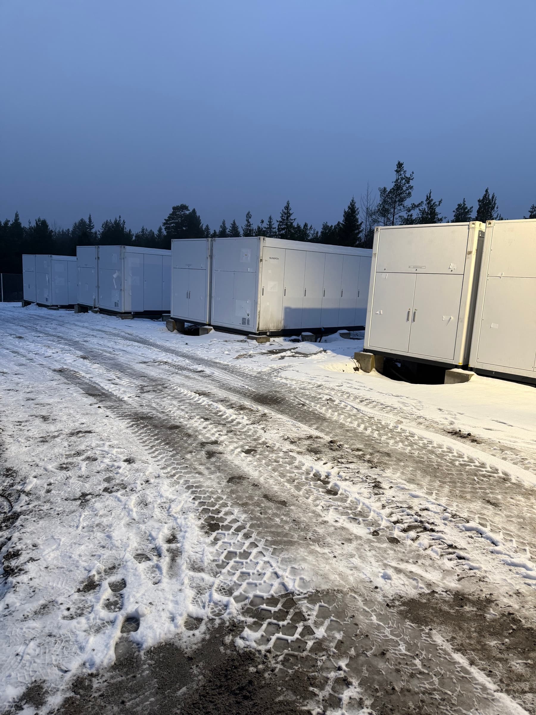 Installerade battericontainrar uppställda vid batteriparken