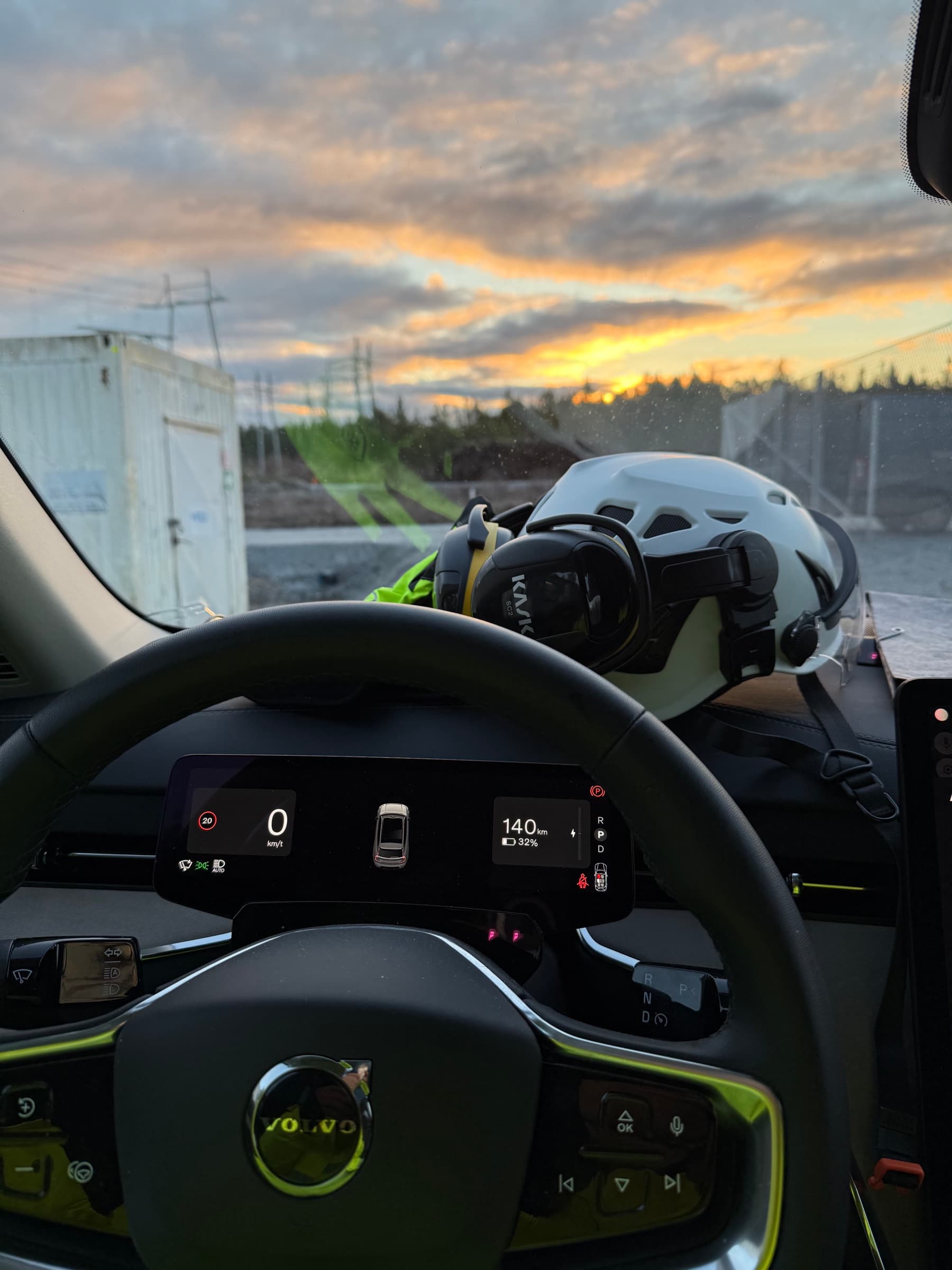 Udsigt fra køretøj mod batteriparken ved solnedgang