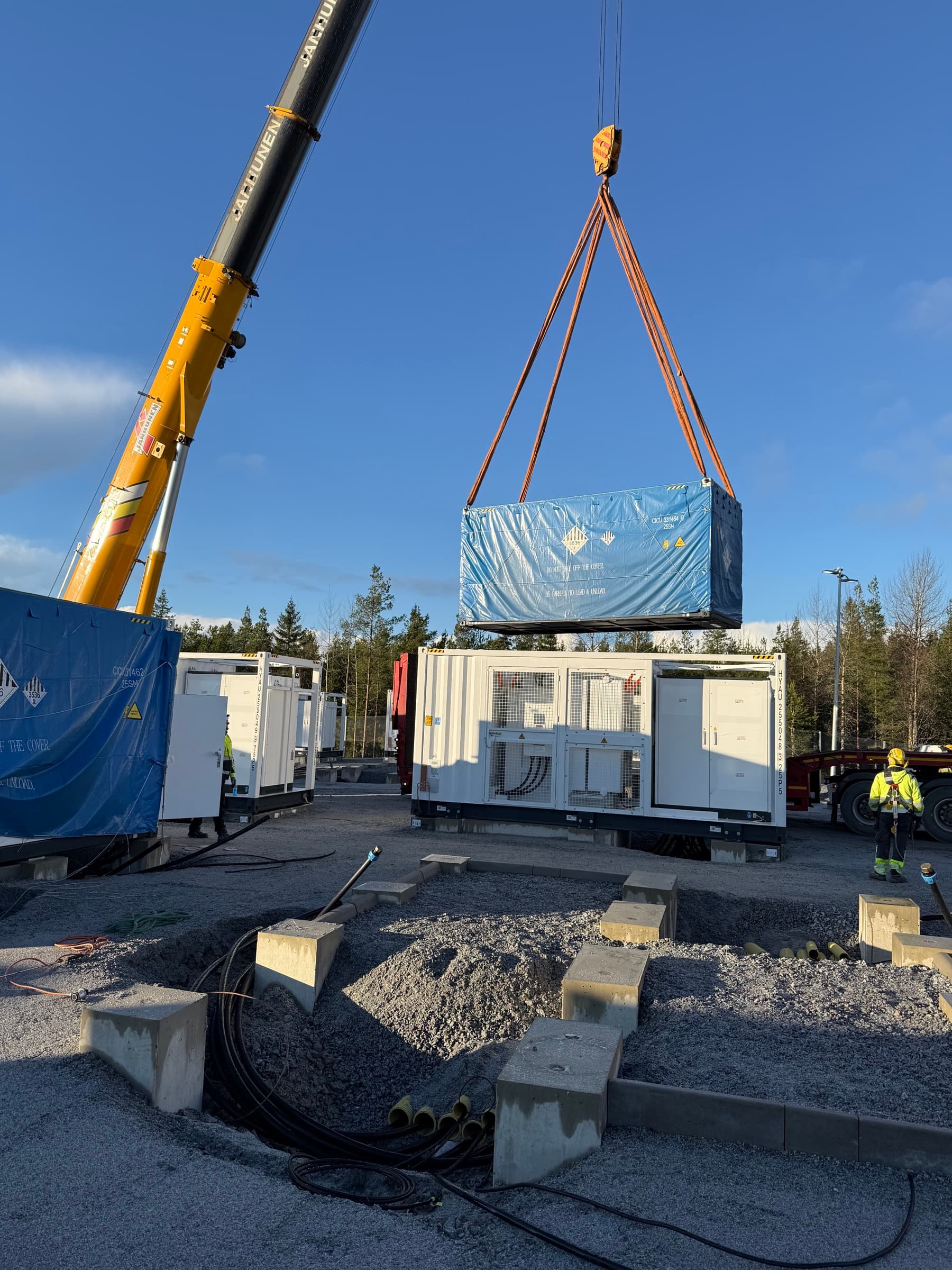 Kranlyft av Sungrow battericontainer vid batteripark i Kalanti, Finland